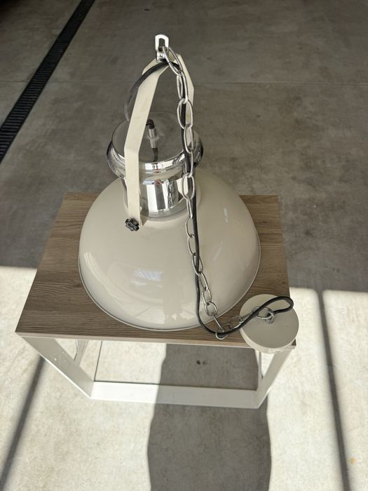 Kremowa lampa wiszaca