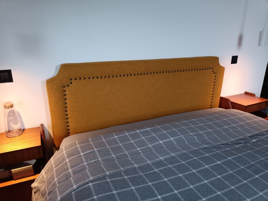 Cabeceira de cama amarela mostarda com tachas