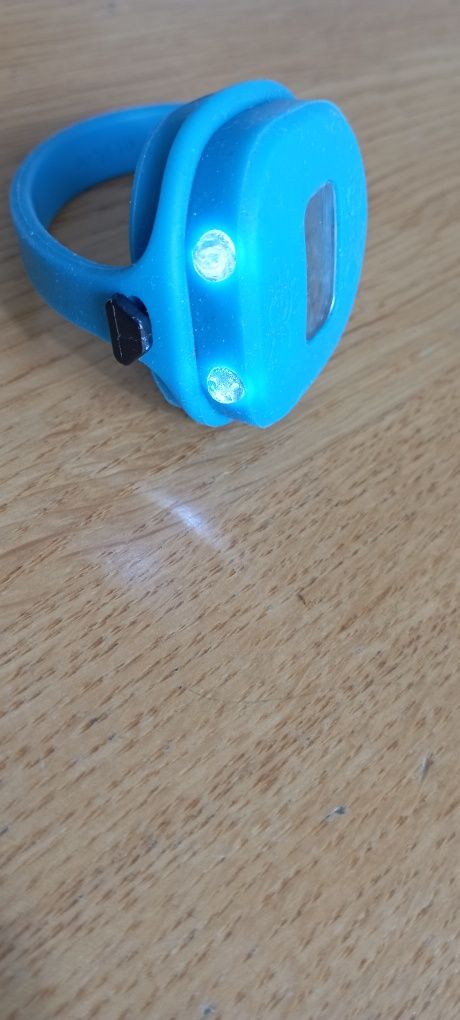 Lampka przednia do roweru z zegarkiem