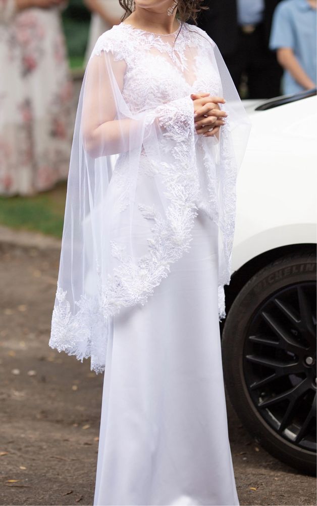 Suknia ślubna z peleryną z koronką