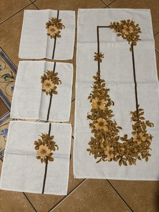 Obrus z serwetkami .