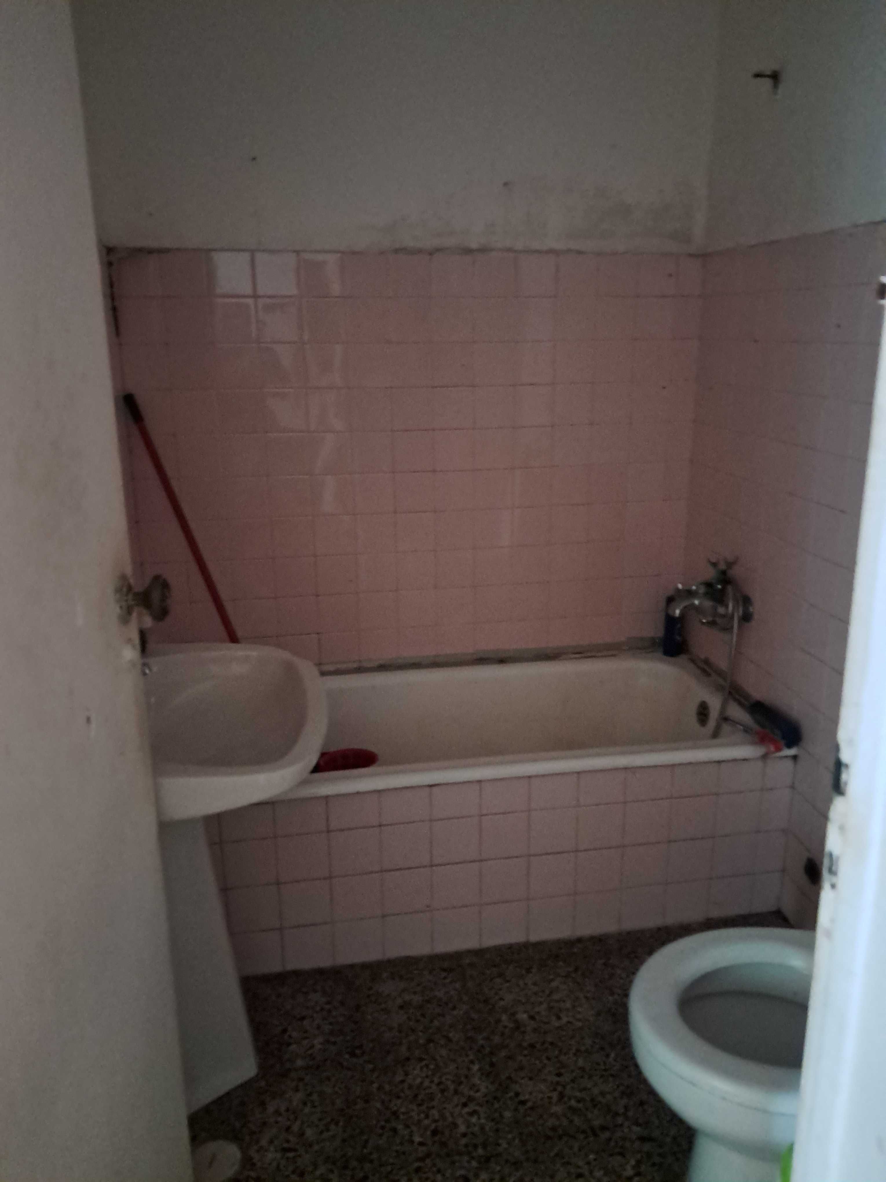 Vende-se Apartamento T1 Av Antonio Sergio PARA REMODELAR