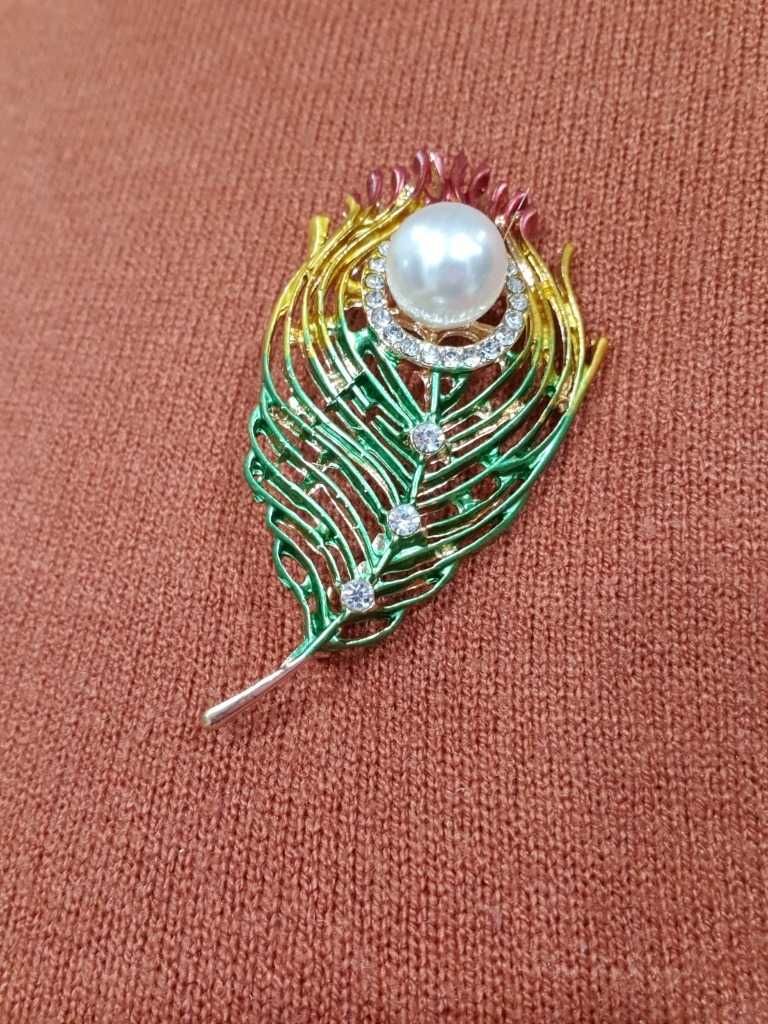 Piękna broszka liść perła kryształki kolor złoty