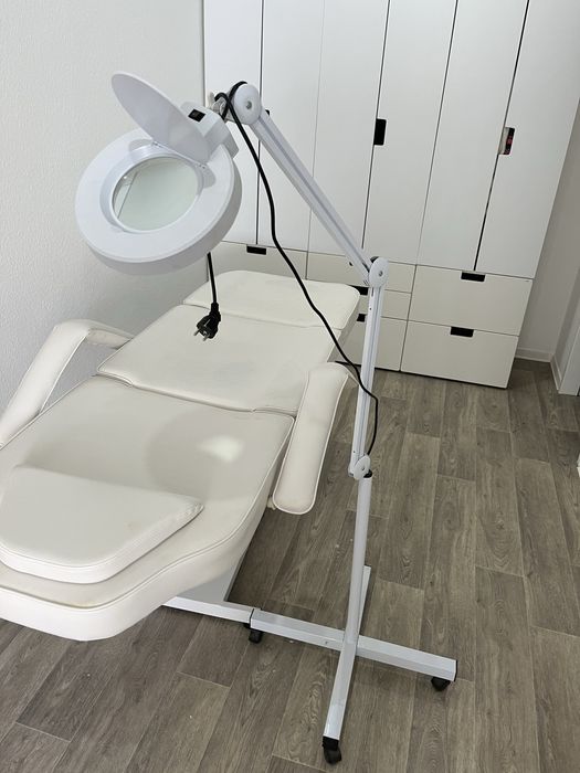 Łóżko  kosmetyczne hydrauliczne oraz lampa led z lupa