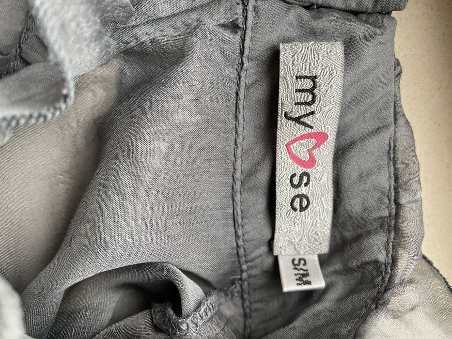 Túnica formal em tecido leve de cor cinzenta