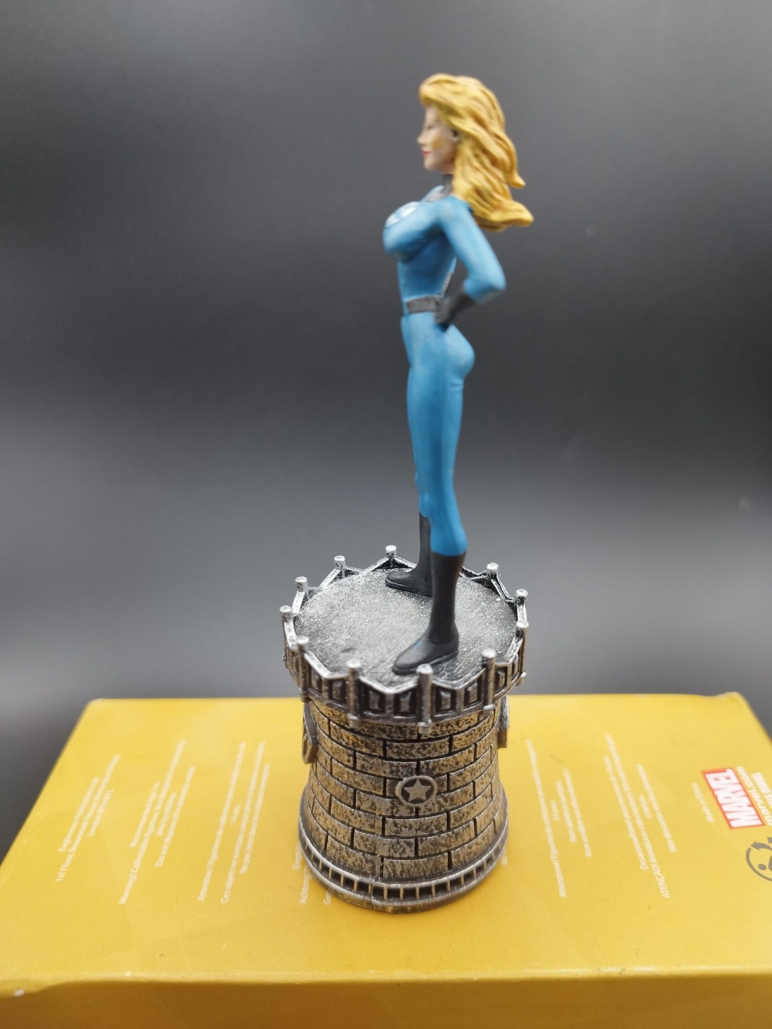 Figurka Marvel szachowa Invisible Woman ok 13 cm