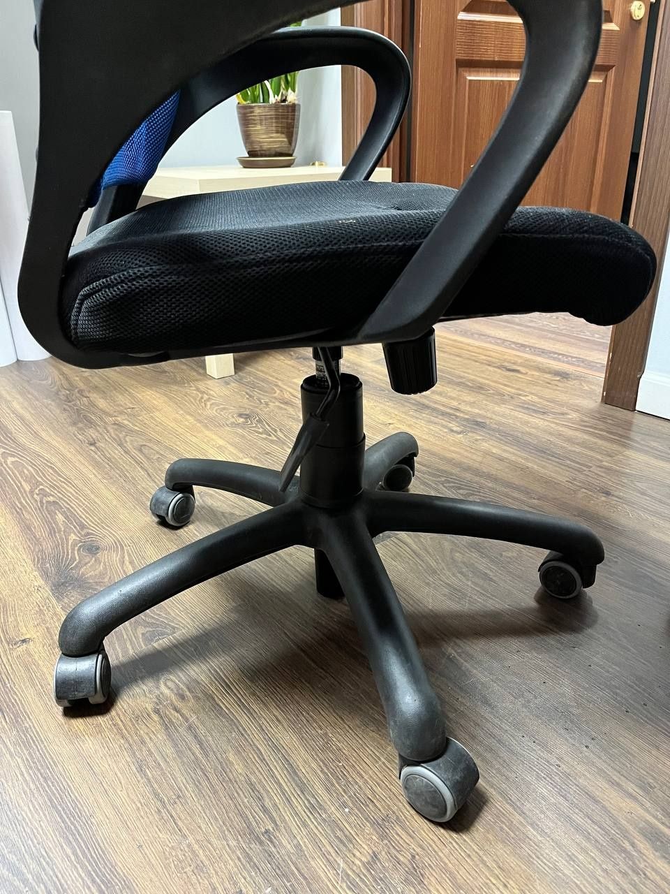 Крісло офісне синє