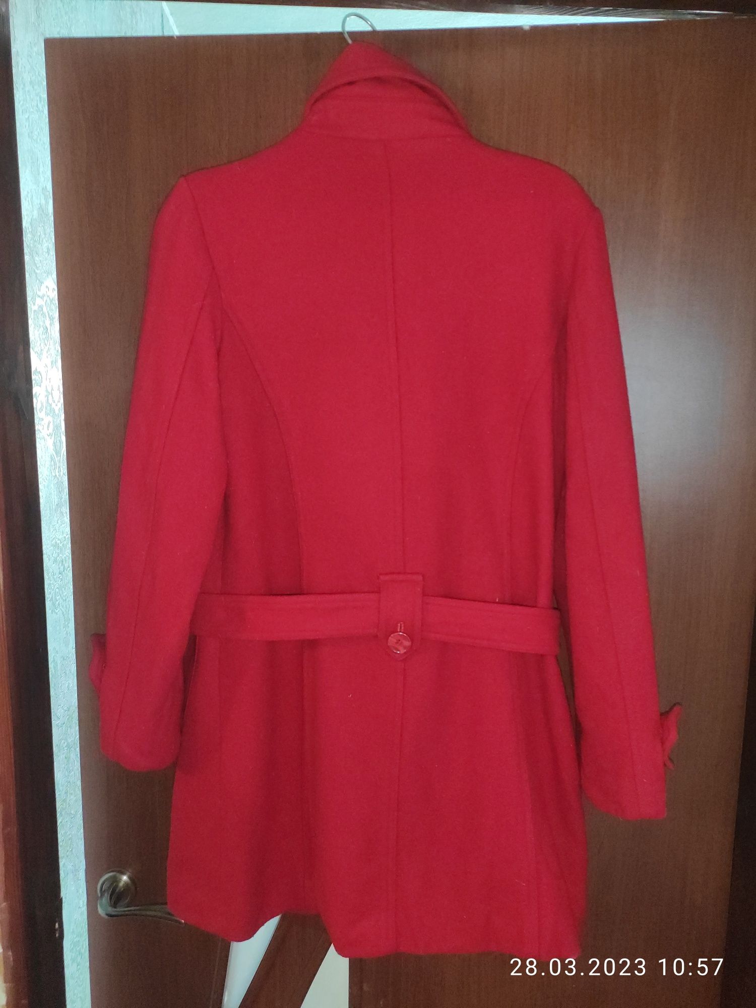 Красное кашемировое пальто