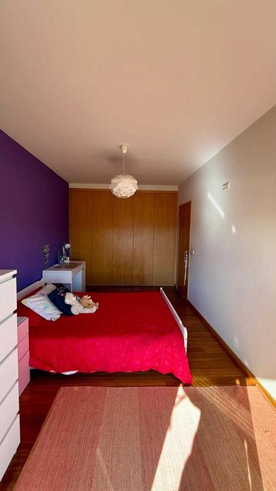Apartamento T3, com 2 lugares de garagem e Arrumos, Zona Norte-VNF