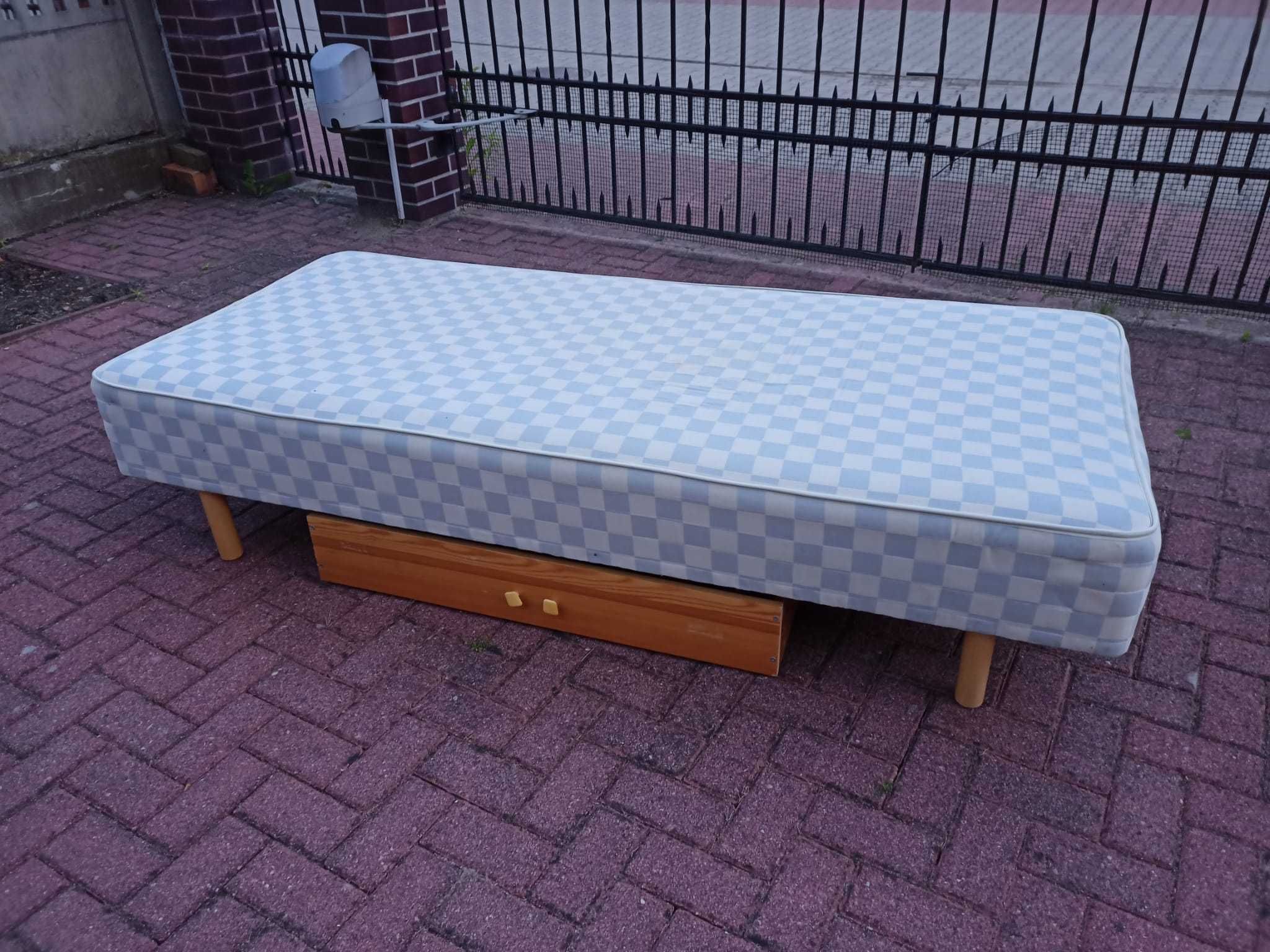Drewniane łóżko z materacem i szufladą na kółkach 200 x 90