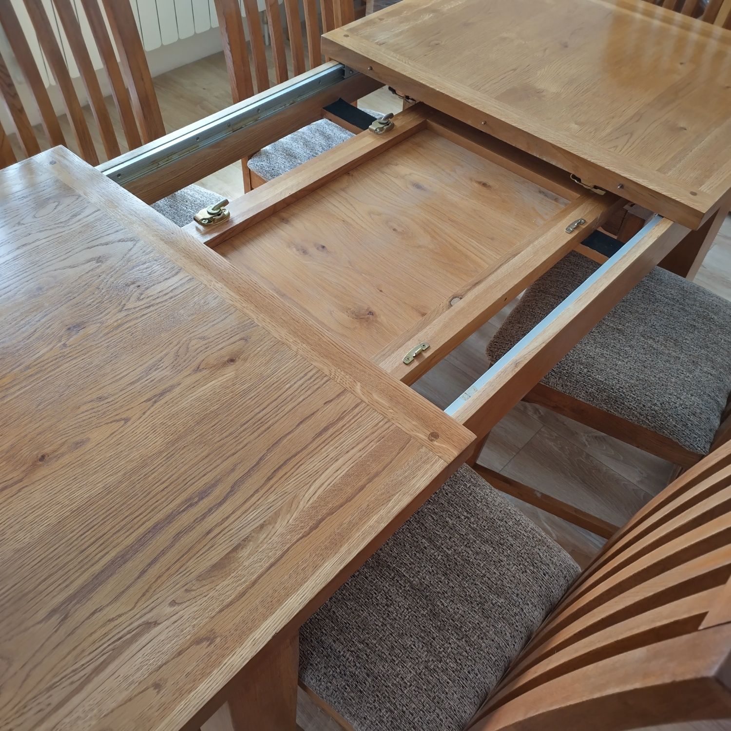 Stół dębowy rozkładany i sześć krzeseł