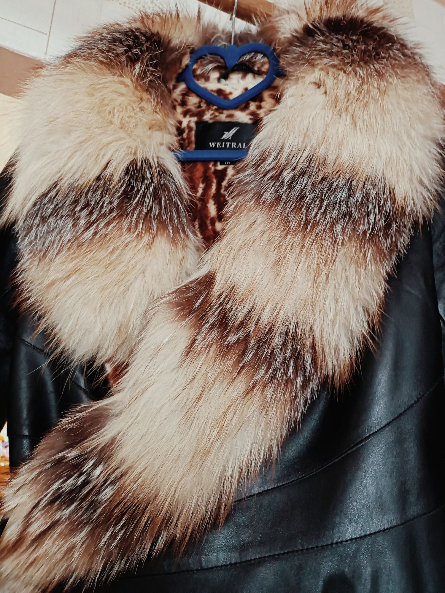 Продам курточку натуральная кожа с  мехом лисы