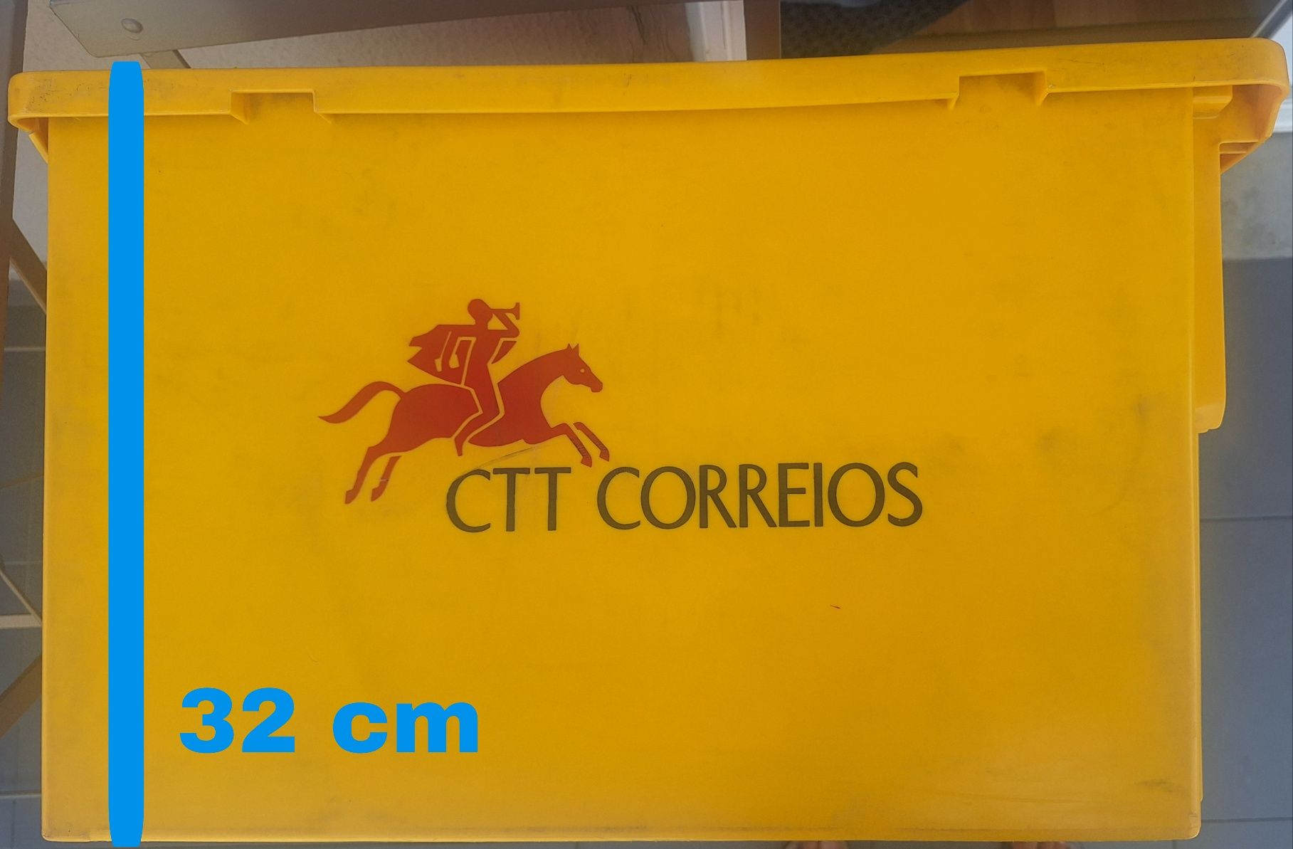 Caixa CTT correios amarela