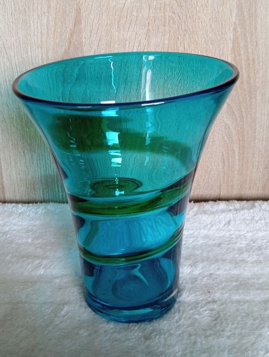 Szklany niebieski wazon