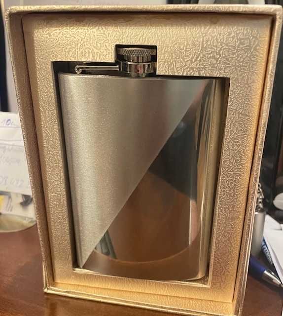 piersiówka połówkowa z grawerem w opakowaniu 9 oz