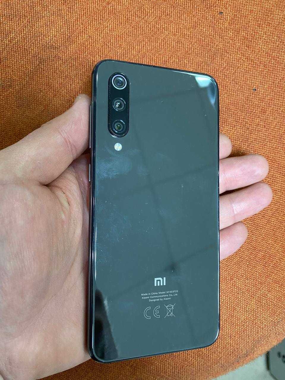 Xiaomi Mi9 SE 4/64Gb гарний стан