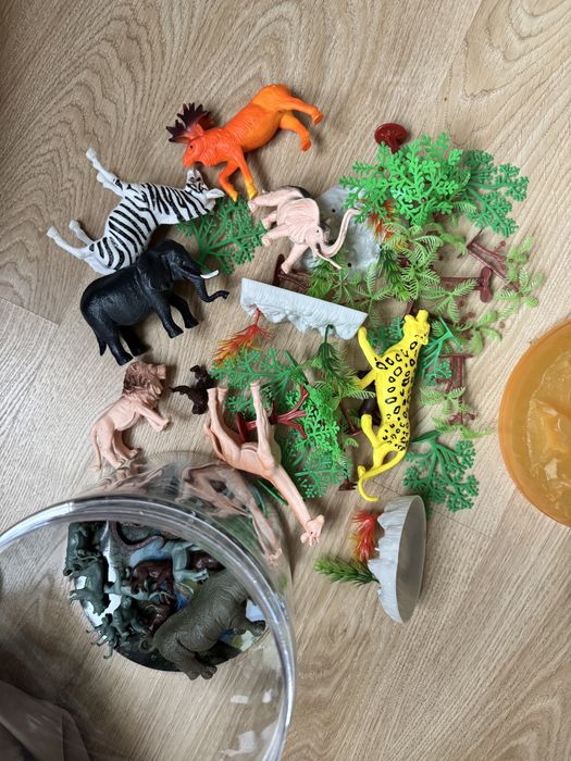 Набір тварин в коробці, дикі тварини набір