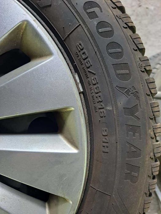 felgi stalowe z oponami zimowymi i kołpakami skoda octavia R16