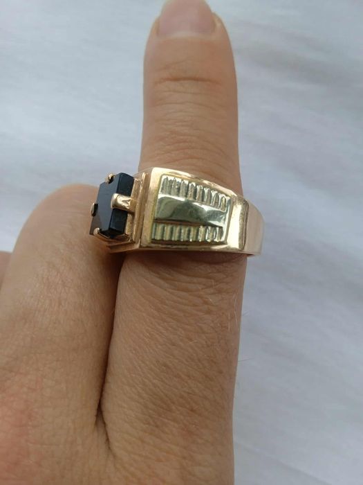 Золота печатка чоловіча з чорним каменем