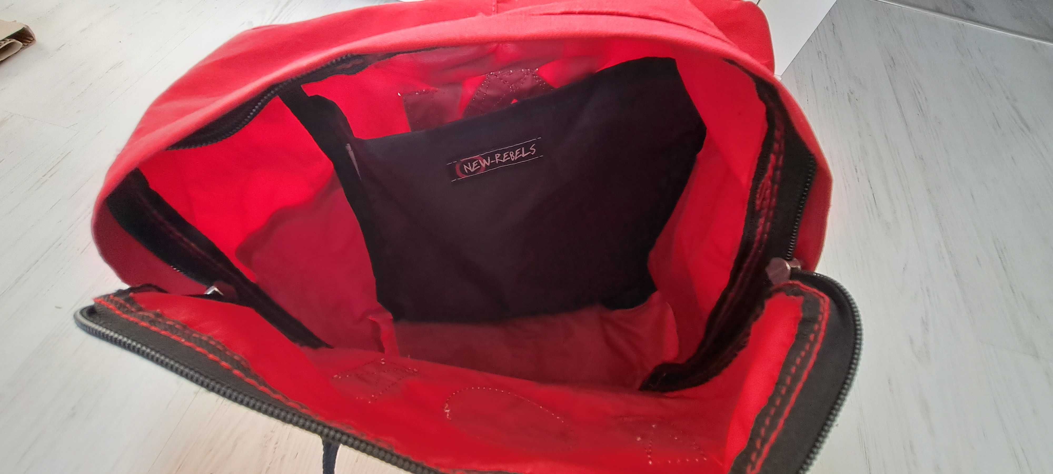 Czerwony plecak firmy New Rebels