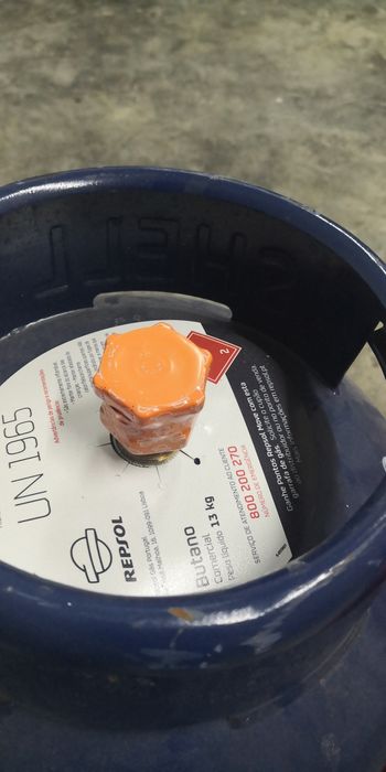 Placa a gás com ignição eletrica e 2 garrafas de gás seladas