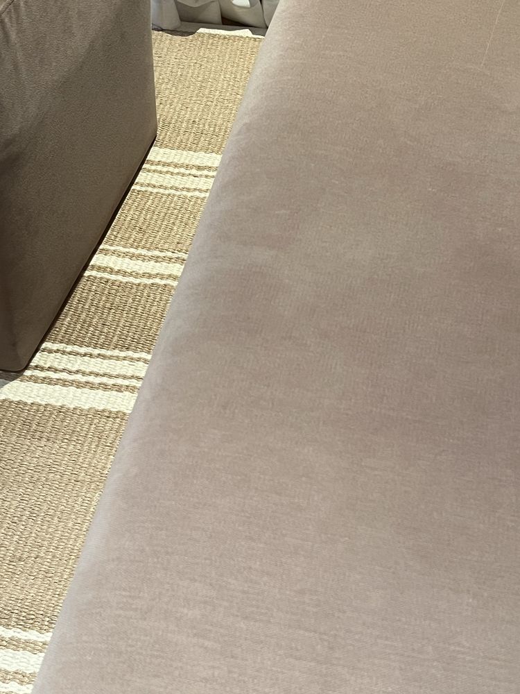 Sofa castanho com almofadas