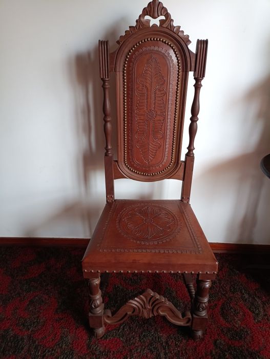 8 Cadeira em madeira e couro trabalhado