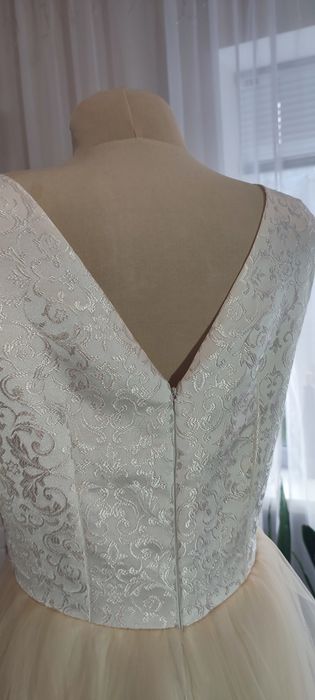 Сукня весільна, випускна