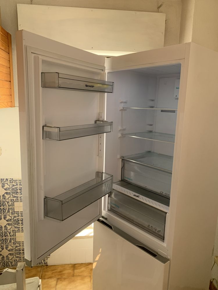 Frigorifico combi sharp nem um ano de uso