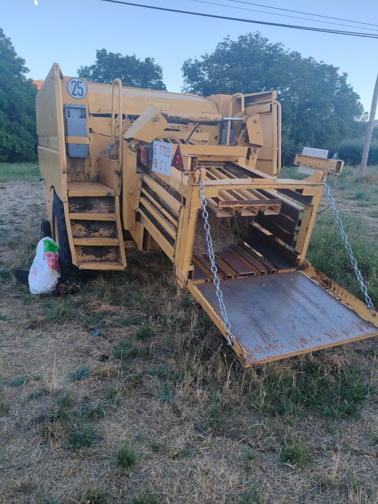 Enfardadeira New Holland D1000
