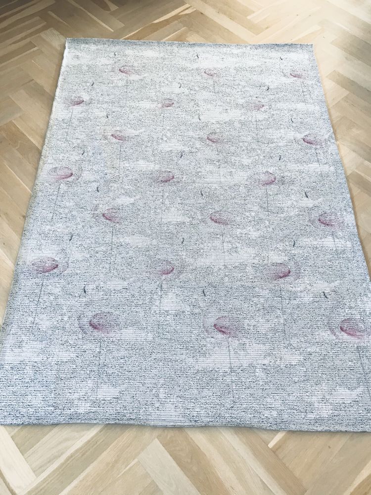 hiszpański szary dywan funny floors BC Fabrics w różowe flamingi