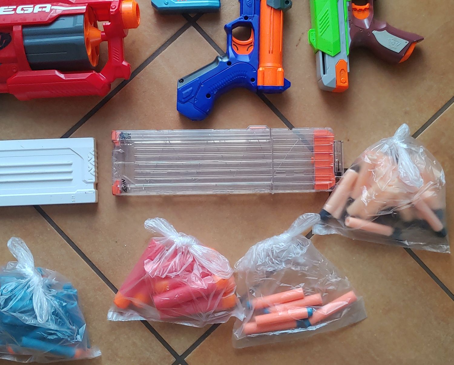 Nerf 6 pistoletów oraz strzałki i magazynki
