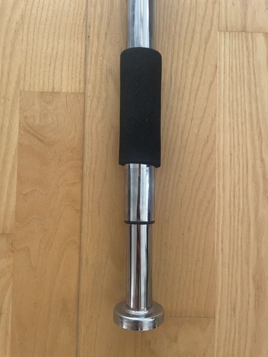 Drążek rozporowy montowany na futrynę drzwi