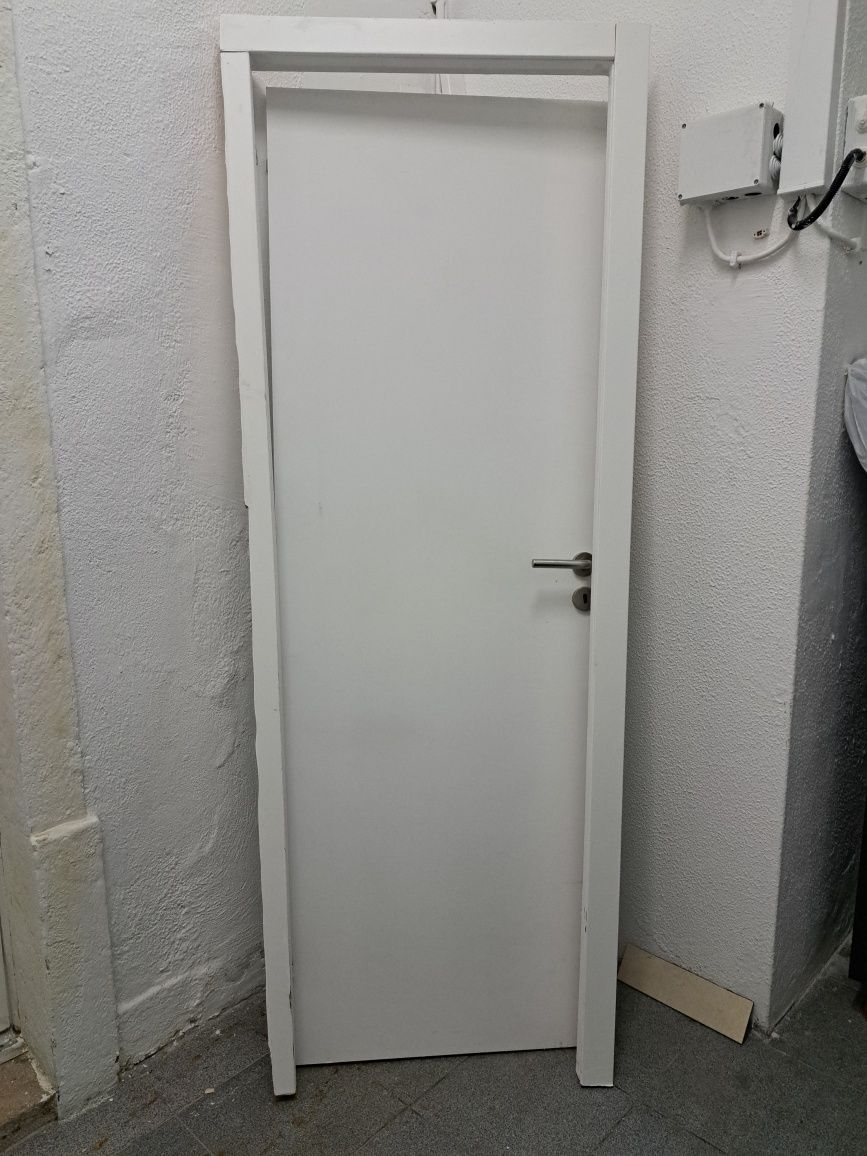 Porta interior com fechadura