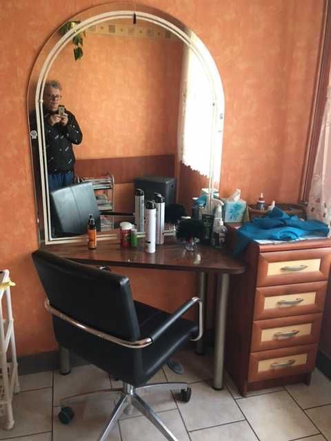 Fotele fryzjerskie i stoliki.
