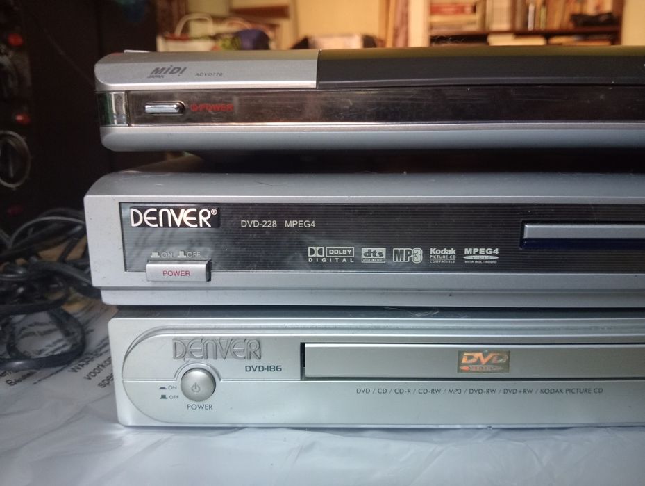 Vários leitores de DVD.