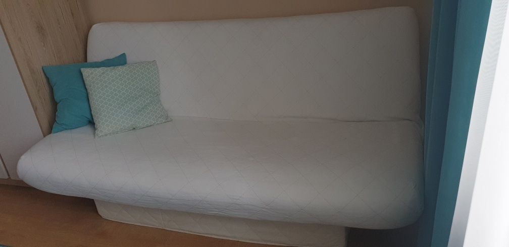 Biała sofa pikowana, z funkcją spania i pojemnikiem na pościel