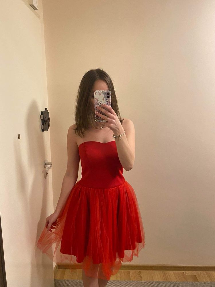 Czerwona sukienka z tiulem