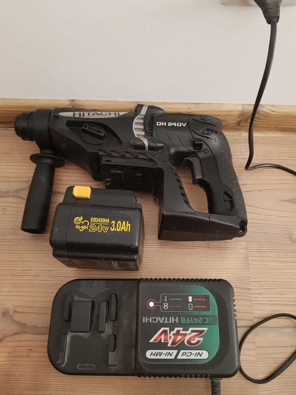 Akumulatorowa wiertarka udarowa Hitachi 24V ładowarka Akumulator