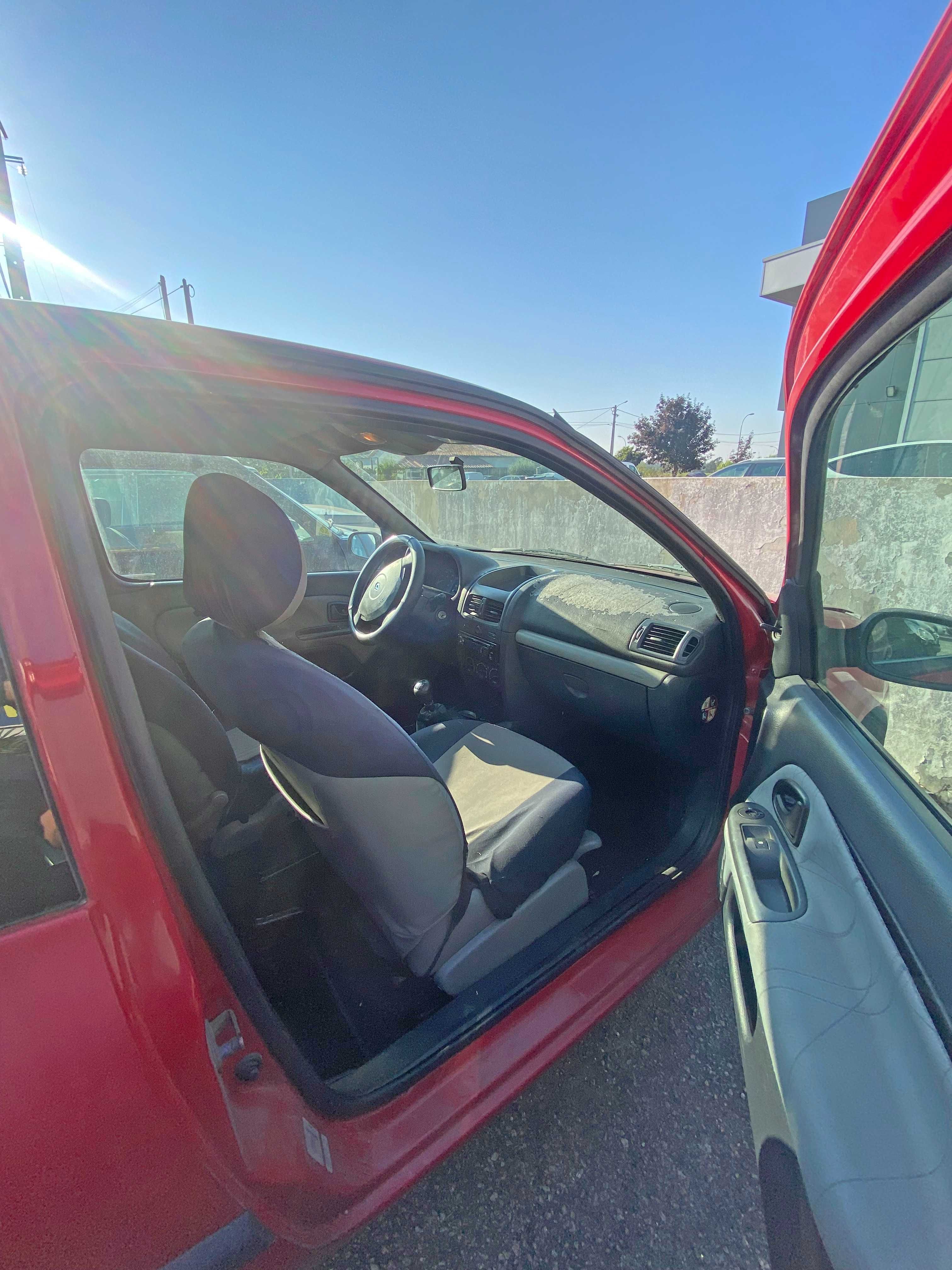 Renault Clio II Comercial 2002 – 1.5 dCi – Avariado