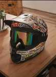 Sportowy kask enduro z naklejkami + gogle – mało używany