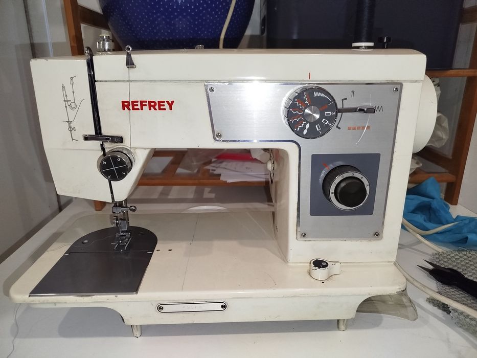 Máquina de costura refrey