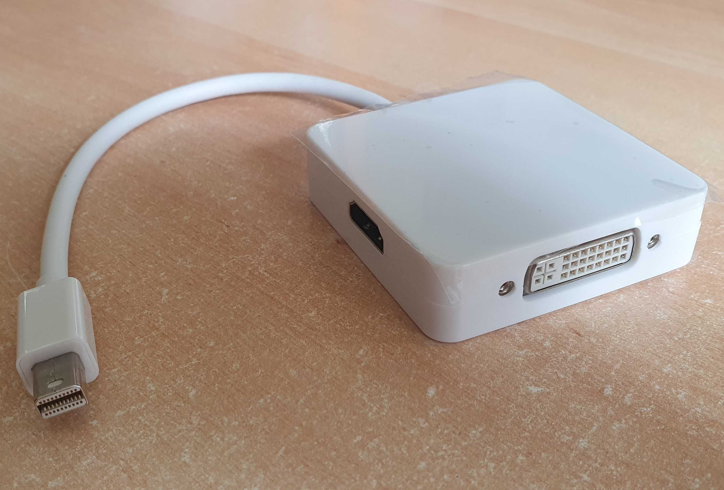 Cabos adaptadores: mini DVI Port -> VGA + mini DP -> hdmi, VGA e DVI