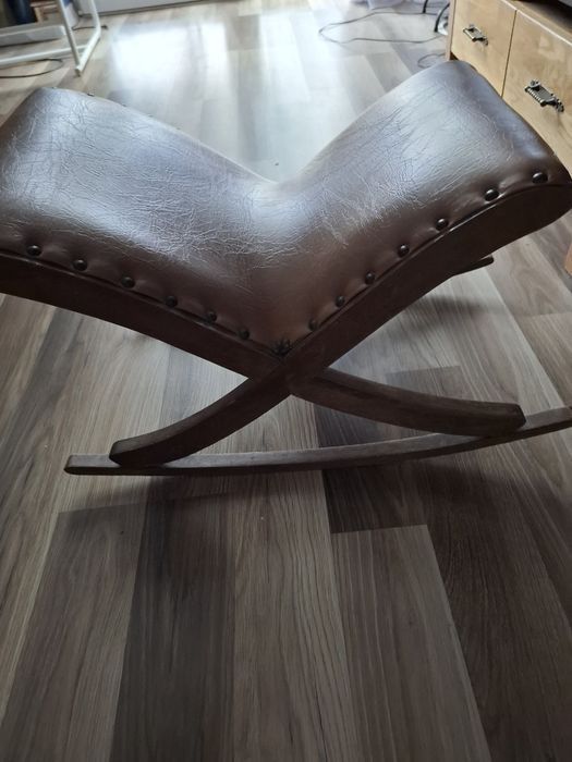 Skórzany, podnóżek na biegunach