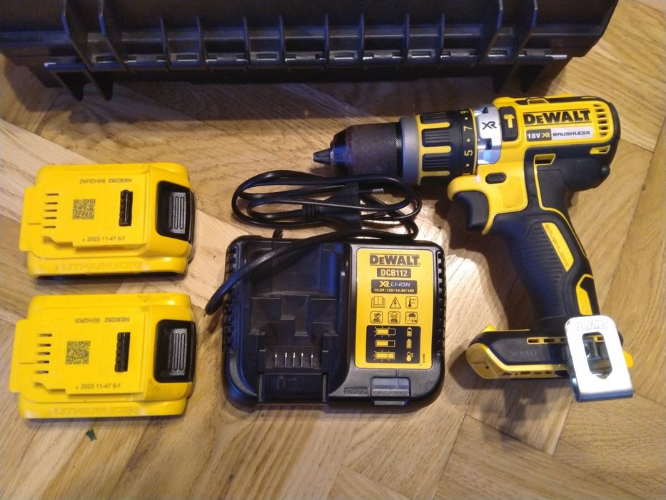 Wiertarka Wkrętarka Dewalt DCD795 aku 2x2Ah rok 2023 udar