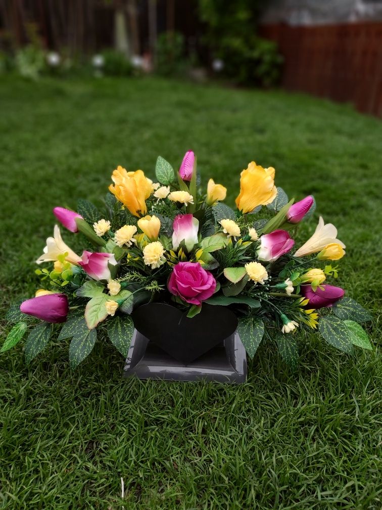 Kompozycja wiązanka stroik kwiaty na cmentarz grób