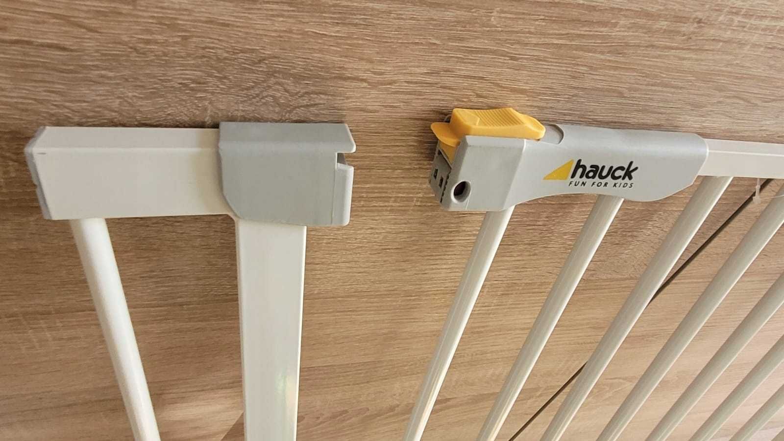 Hauck AutoClose Barierka ROZPOROWA z NISKIM PROGIEM na drzwi 75-80 cm