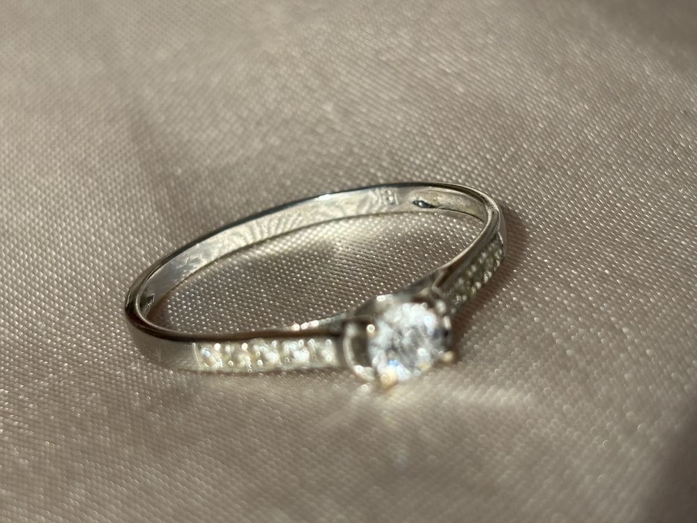 Pierścionek złoty próba 750 z diamentem 0.25 ct