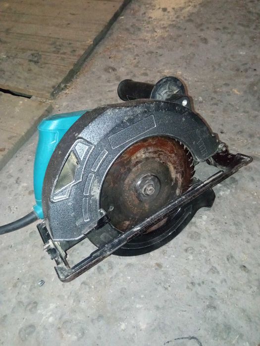 Циркулярная дисковая пила по дереву