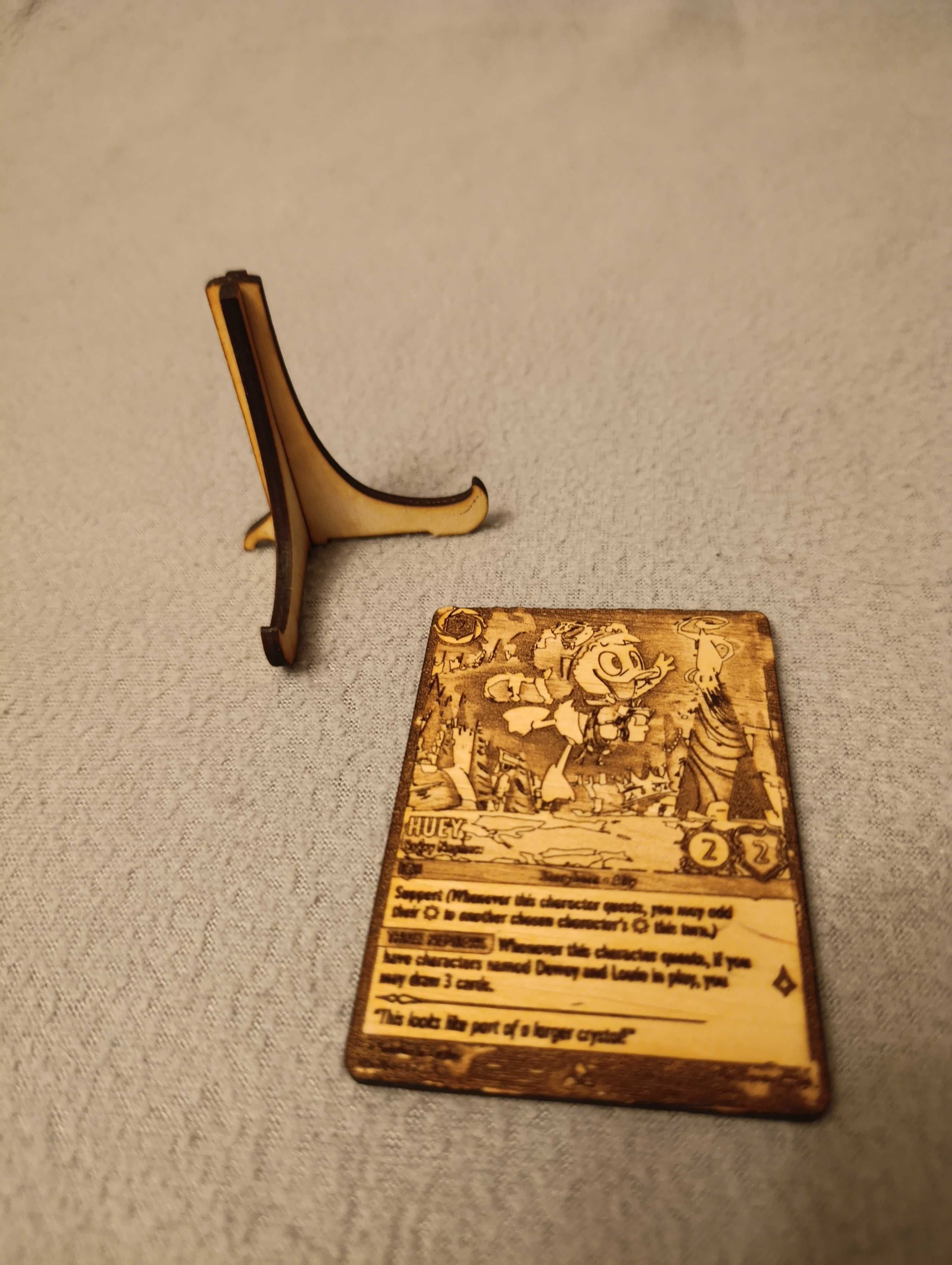 Karta Arcana wypalana w drewnie